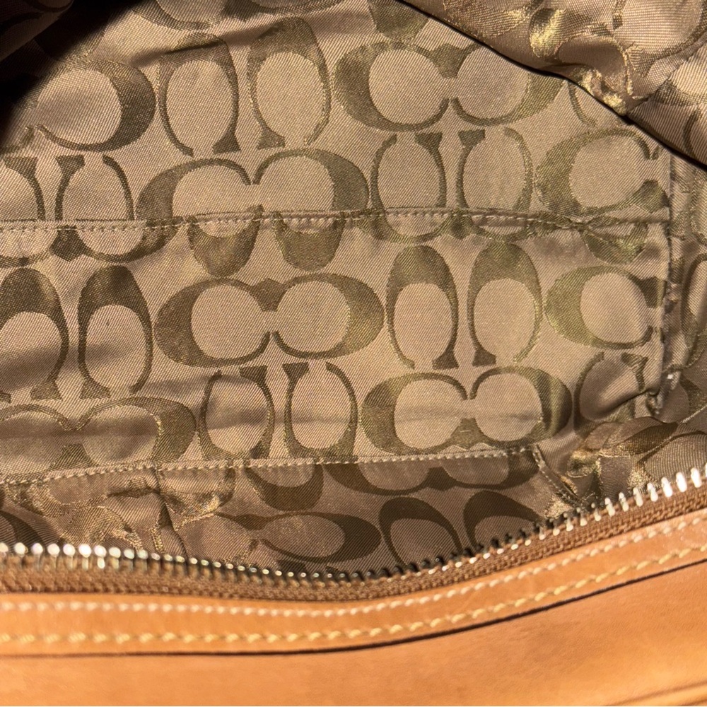 Coach Pre-owned Brown Hamptons Leather Purse - Picture 11 of 16